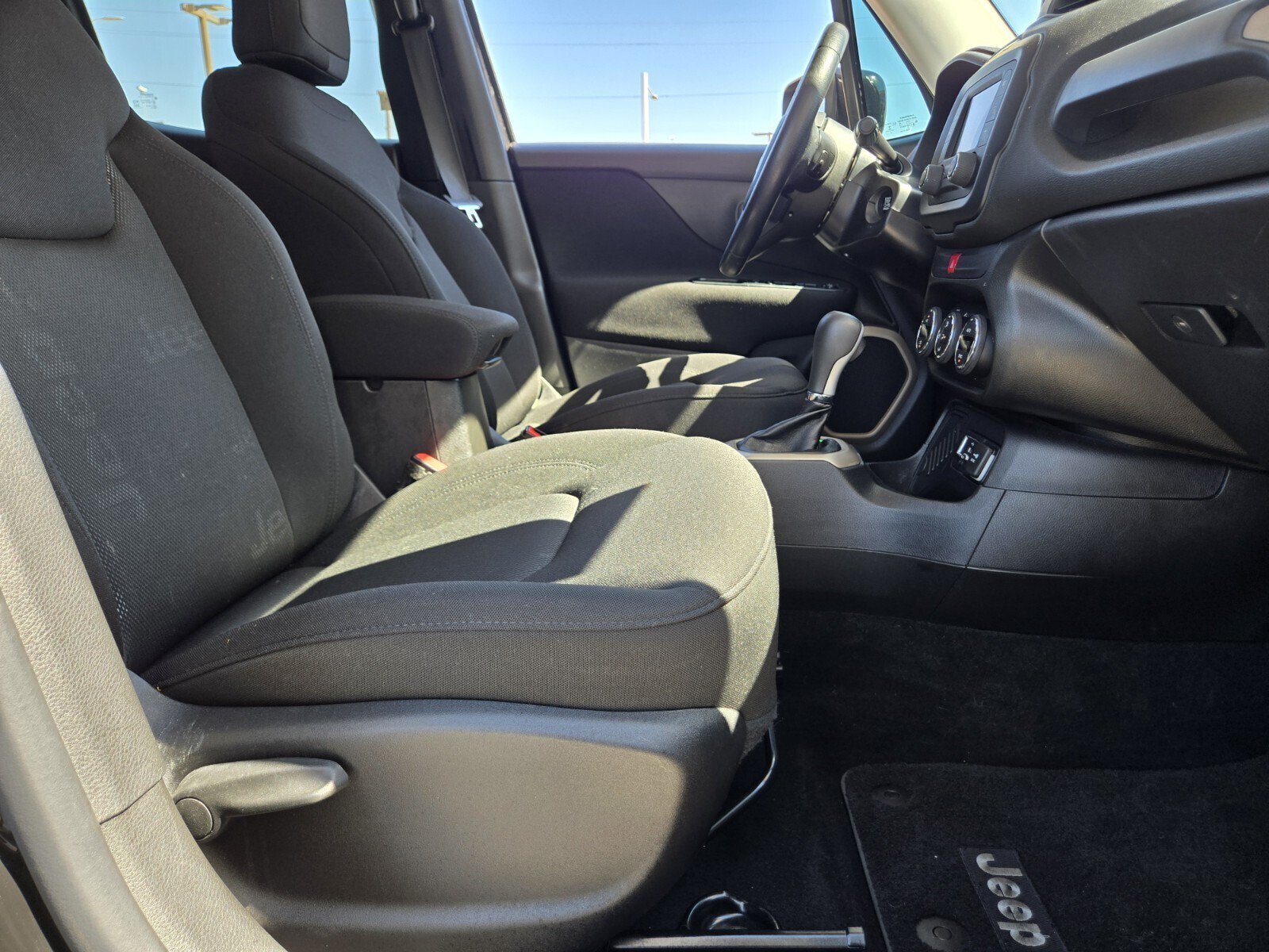 Used 2016 Jeep Renegade Latitude w/ Popular Equipment Group FWD image 12