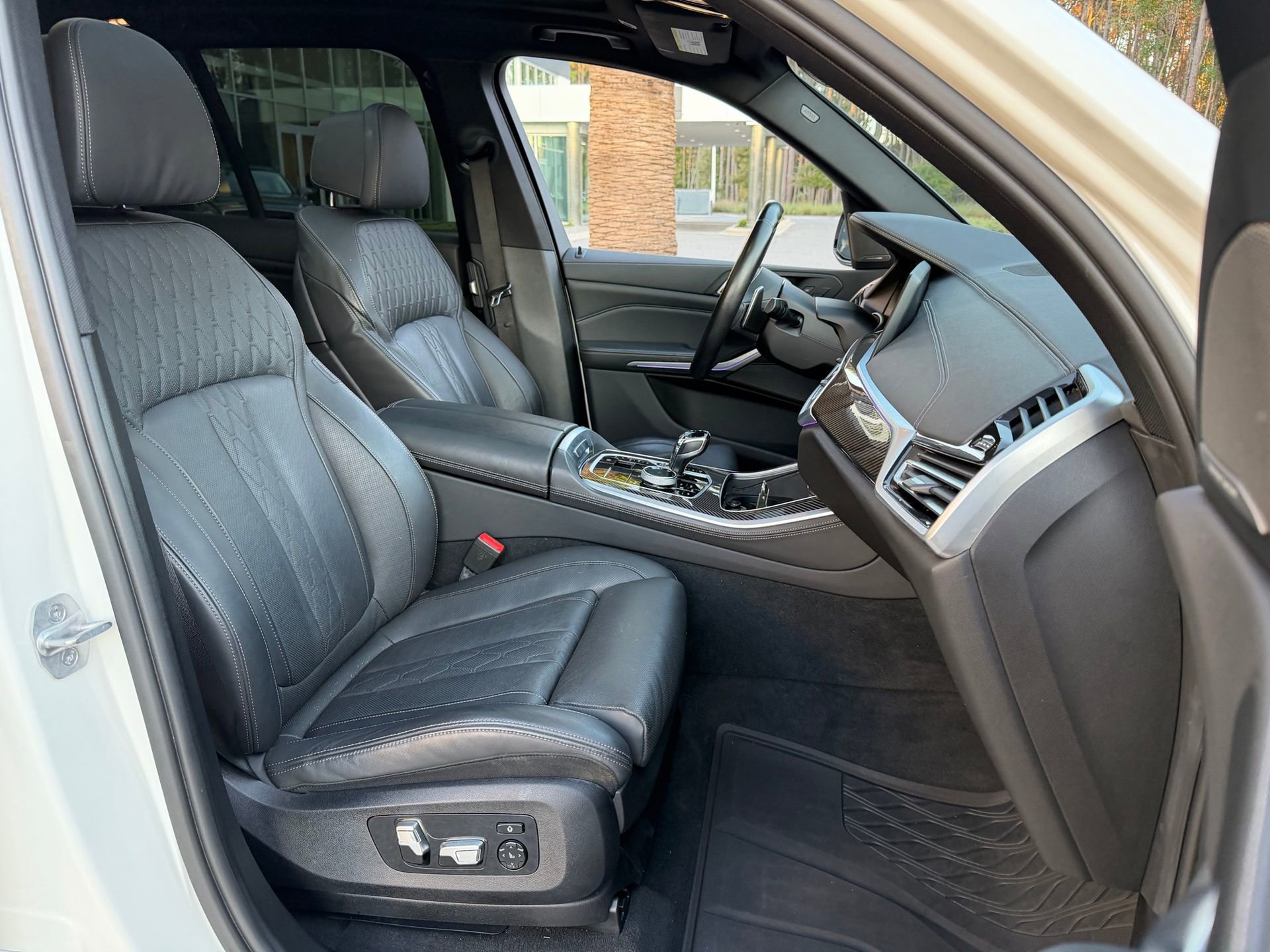 Used 2022 BMW X5 M50i w/ Premium Package image 29