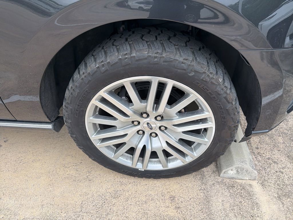 Used 2024 Ford Expedition Platinum image 2