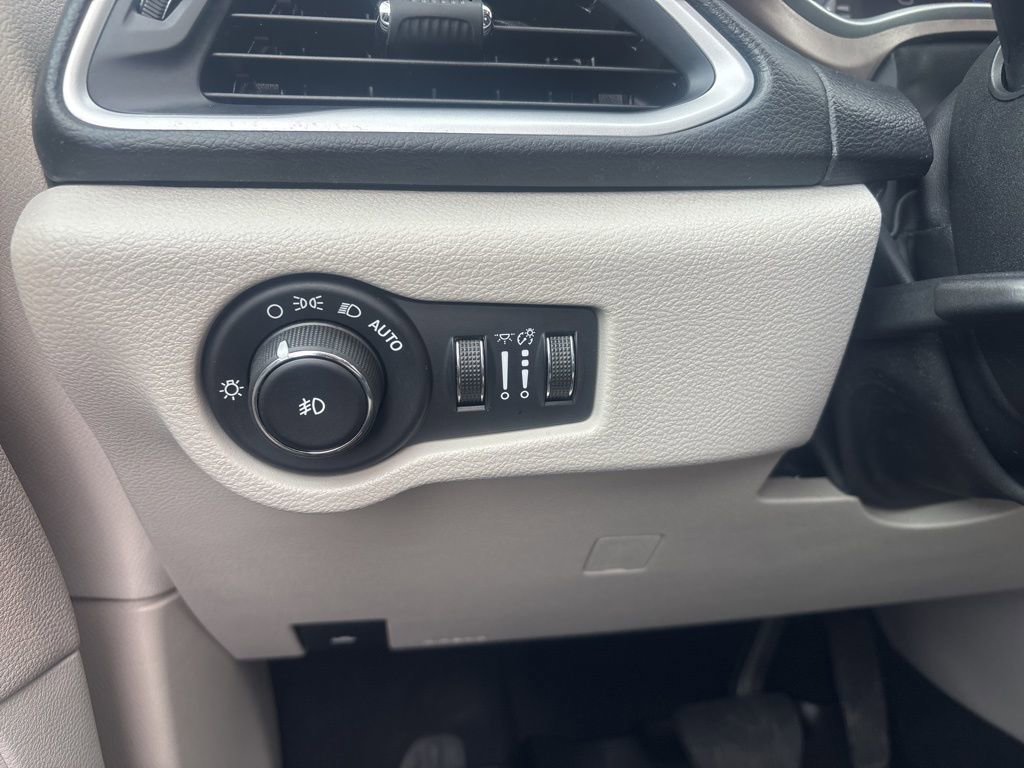 Used 2017 Chrysler Pacifica Touring-L FWD image 29