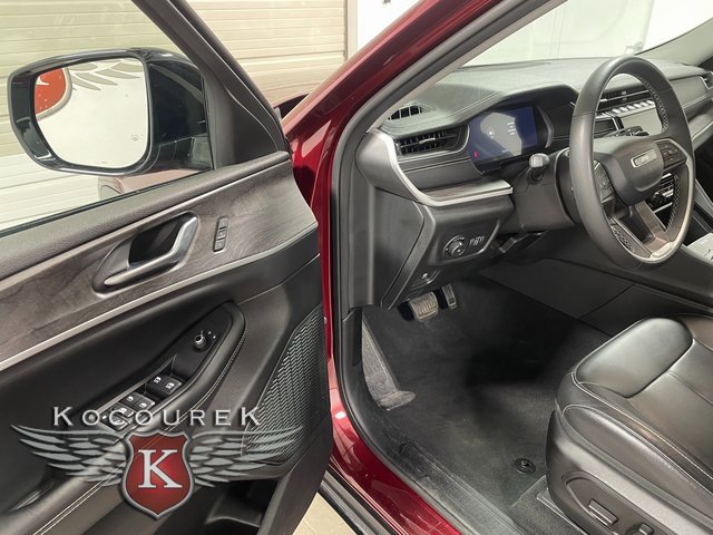 Used 2023 Jeep Grand Cherokee Limited image 10