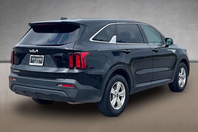 Used 2023 Kia Sorento LX FWD image 2