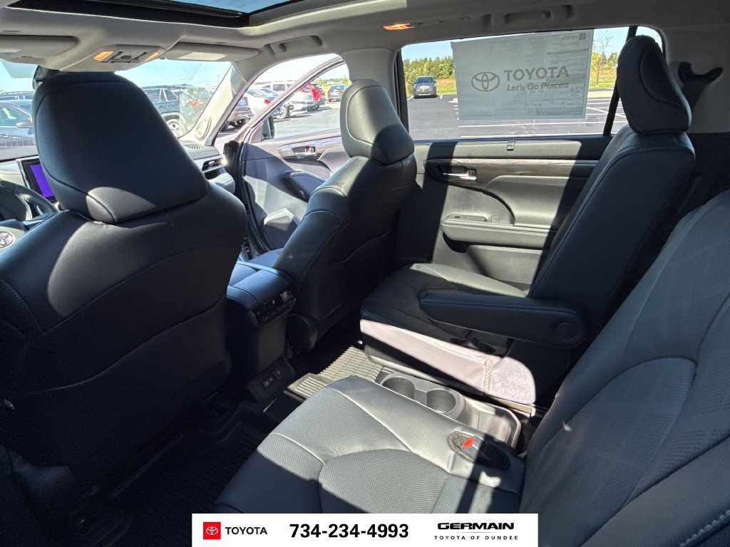 New 2026 Toyota Highlander Platinum AWD/4WD image 17