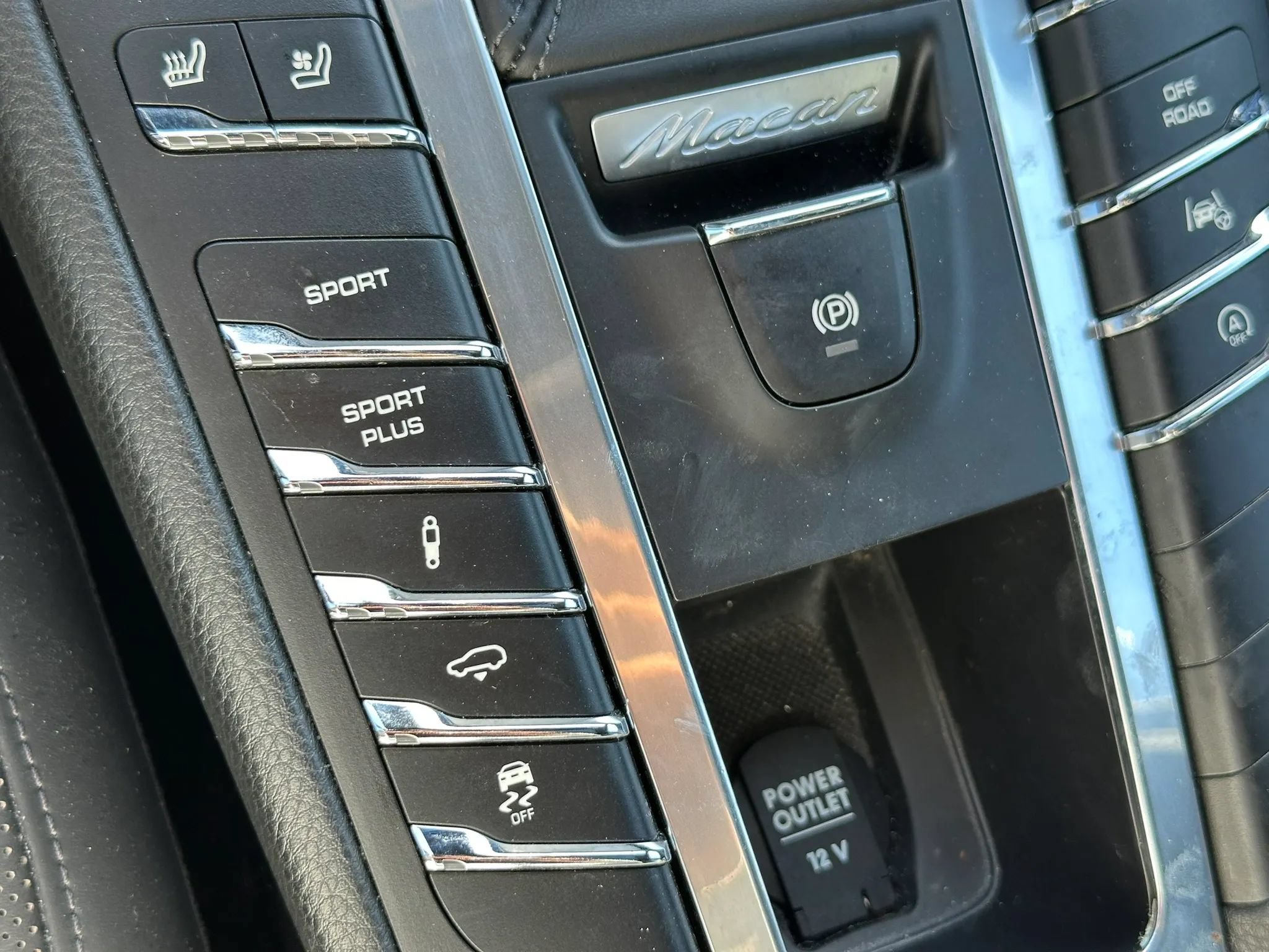 Used 2015 Porsche Macan Turbo AWD/4WD image 40