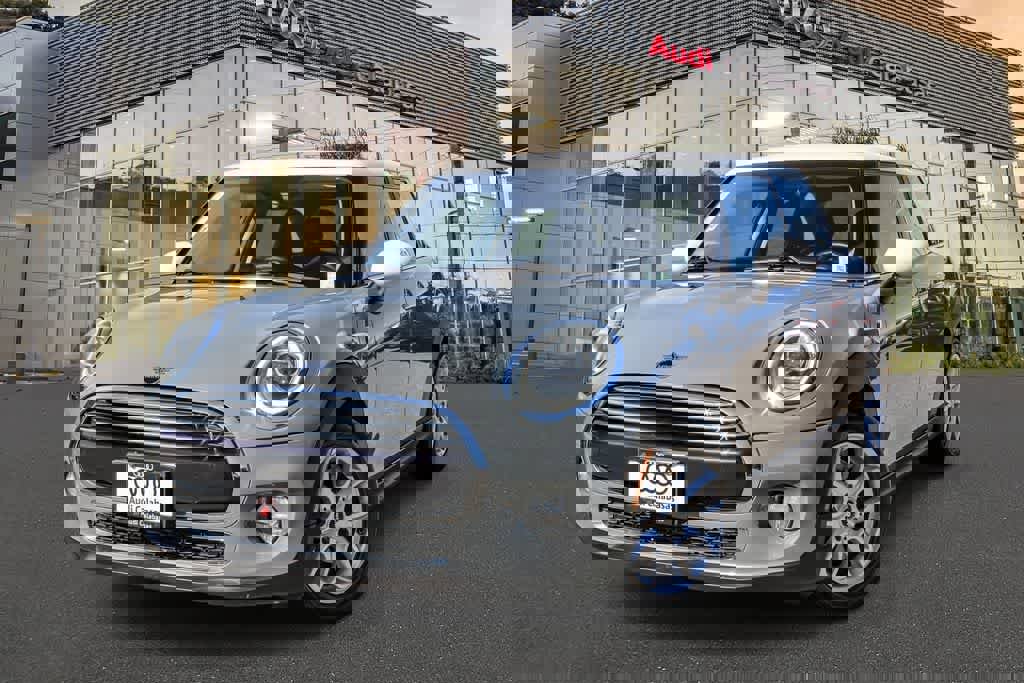 Used 2019 MINI Cooper 4-Door Hardtop w/ Premium Package image 1