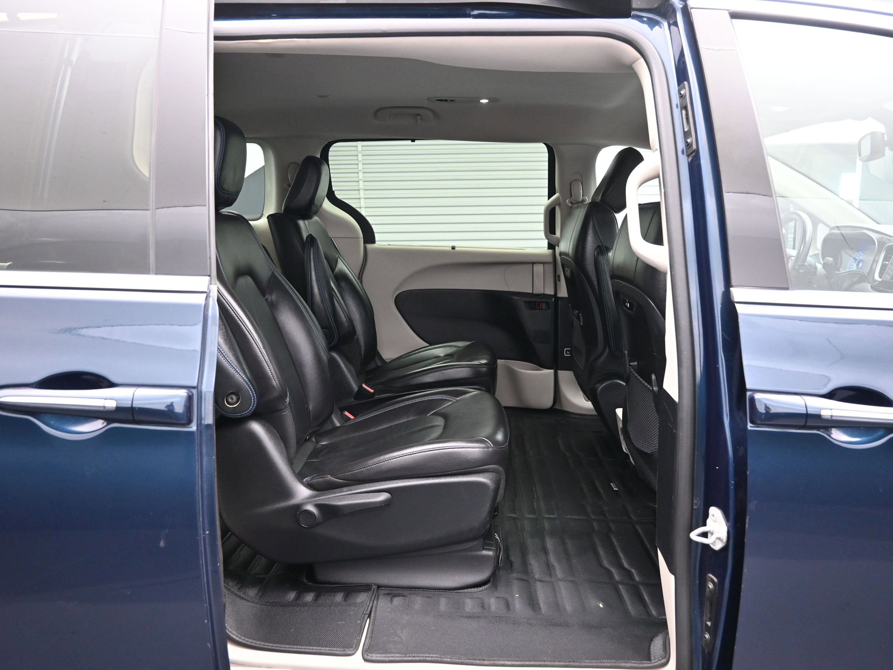 Used 2021 Chrysler Pacifica Touring-L image 12