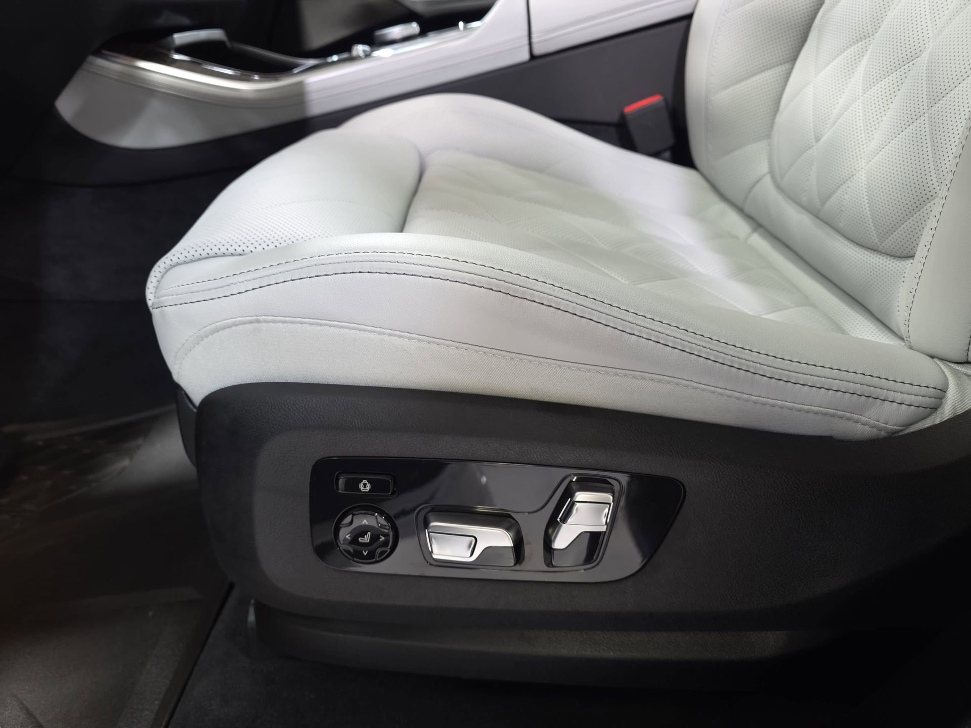 Used 2026 BMW X5 xDrive50e w/ Climate Comfort Package image 28