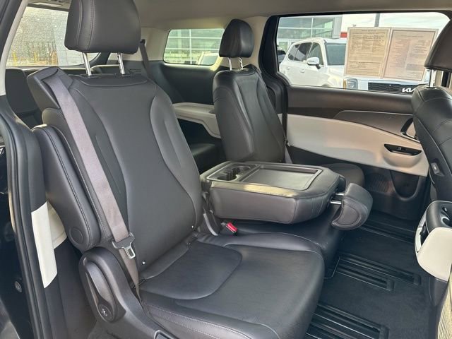 Used 2023 Kia Carnival LX image 39