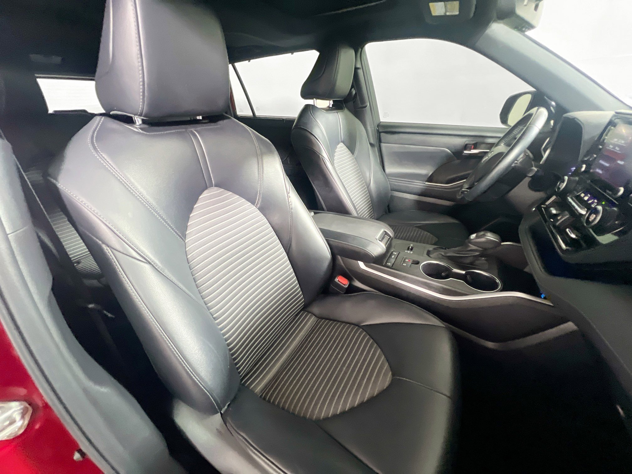 Used 2022 Toyota Highlander XSE FWD image 31