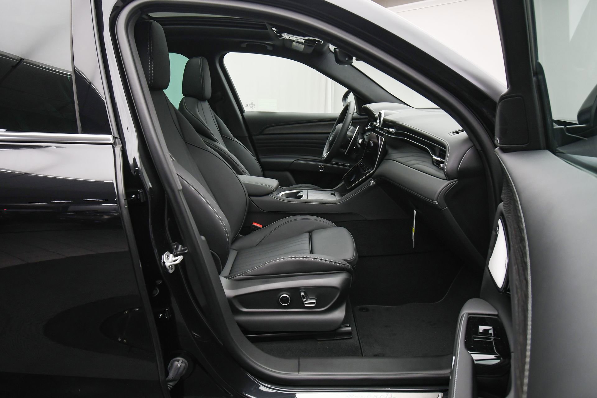 New 2025 Maserati Grecale GT image 40