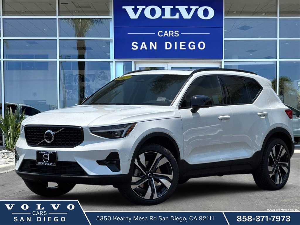 New 2025 Volvo XC40 B5 Plus w/ Climate Package