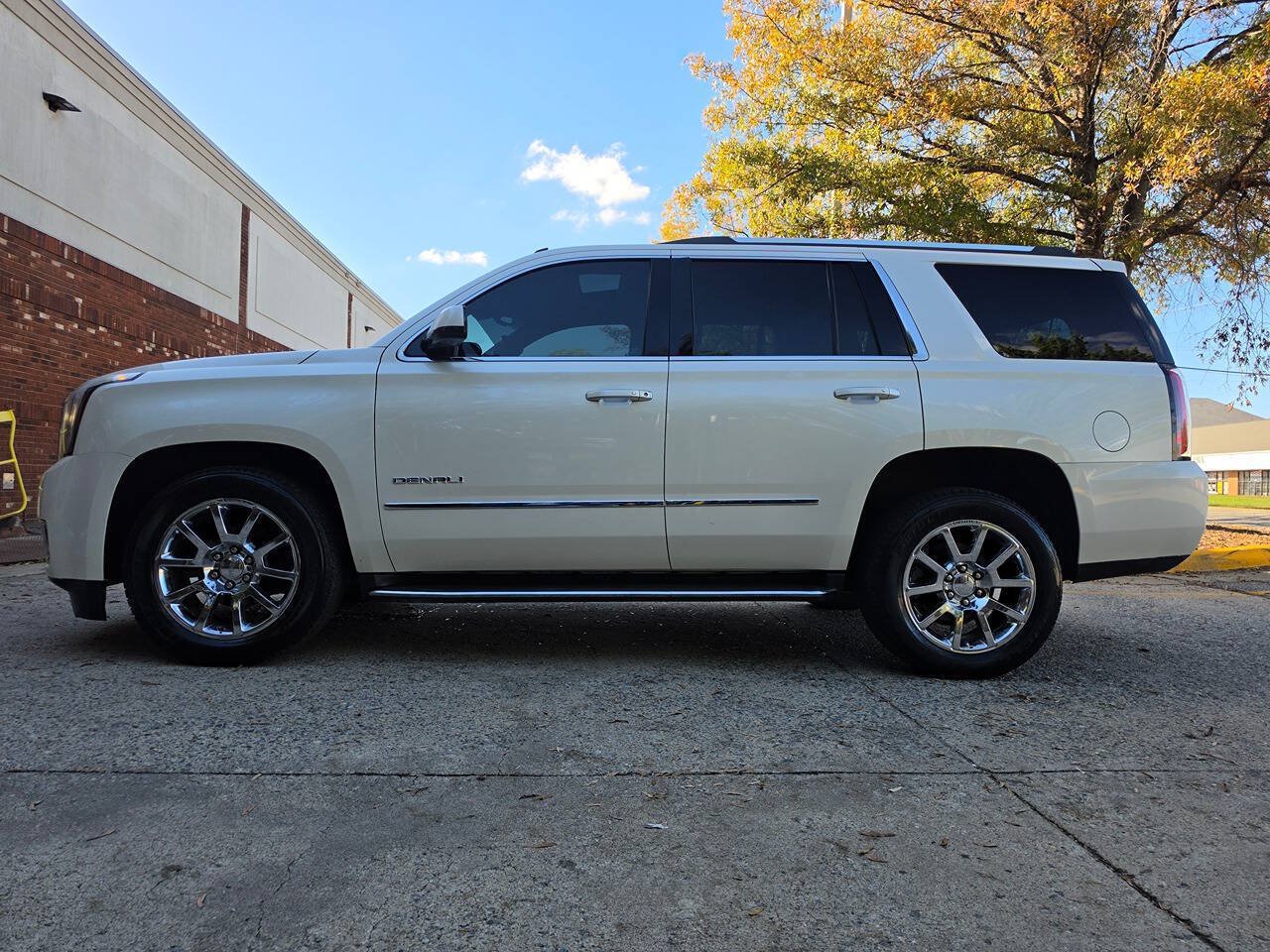 Used 2015 GMC Yukon Denali w/ Touring Package AWD/4WD image 4