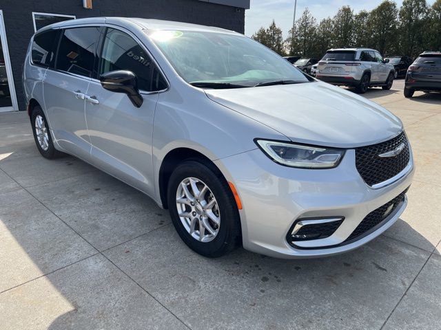Used 2024 Chrysler Pacifica Touring-L image 1