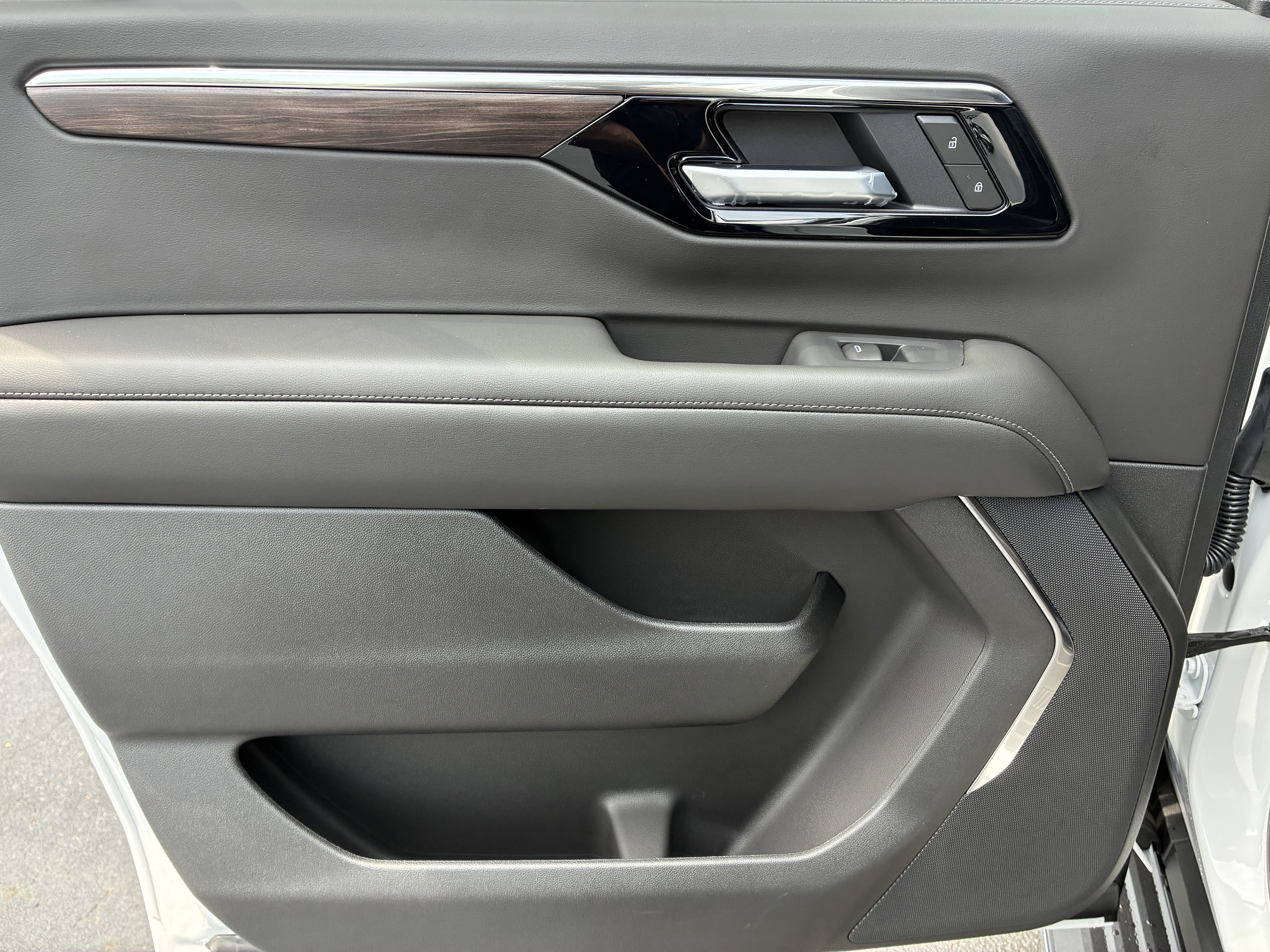 New 2026 Chevrolet Suburban LS w/ Max Trailering Package RWD image 15