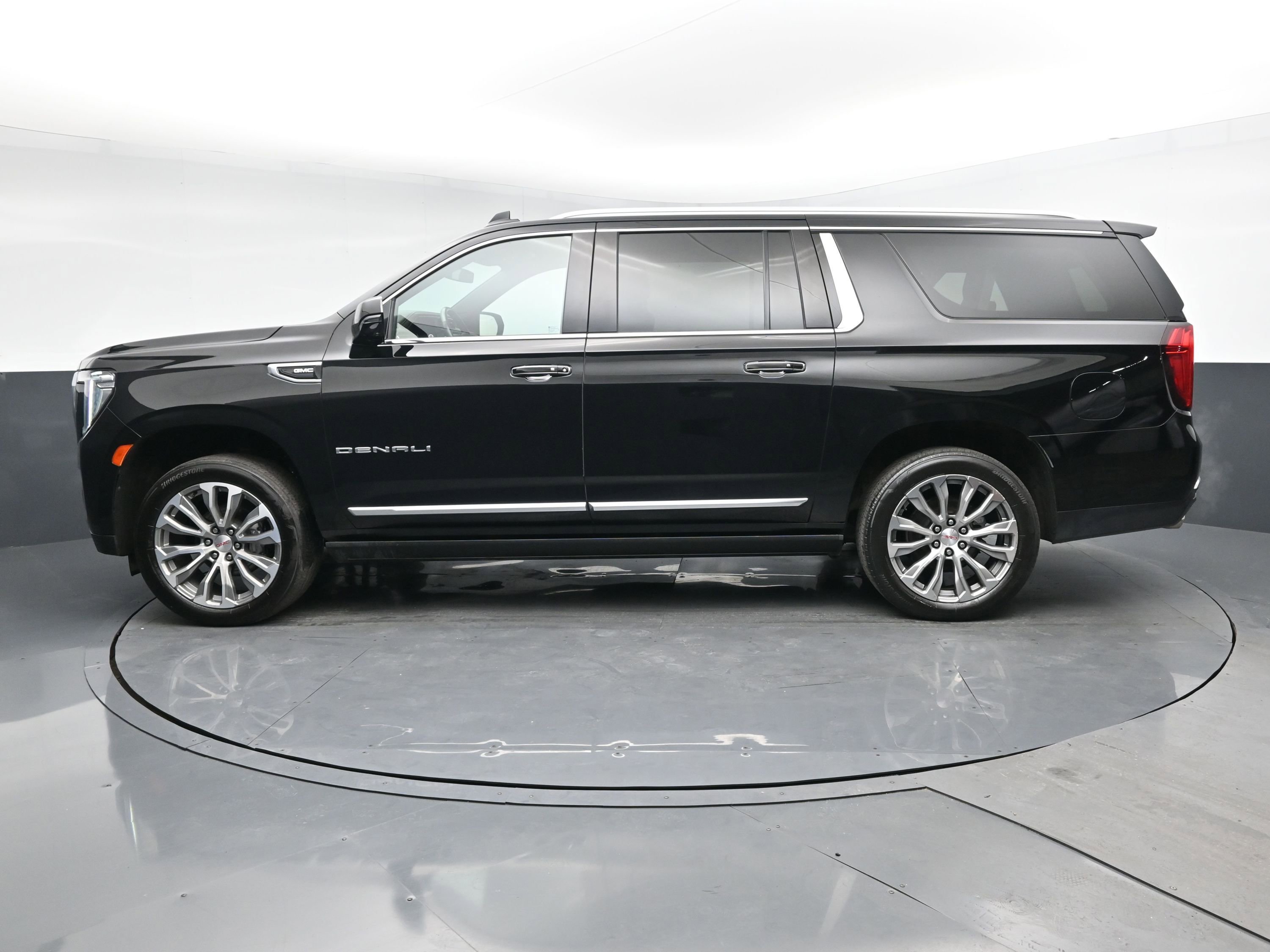 Used 2022 GMC Yukon XL Denali w/ Max Trailering Package image 4