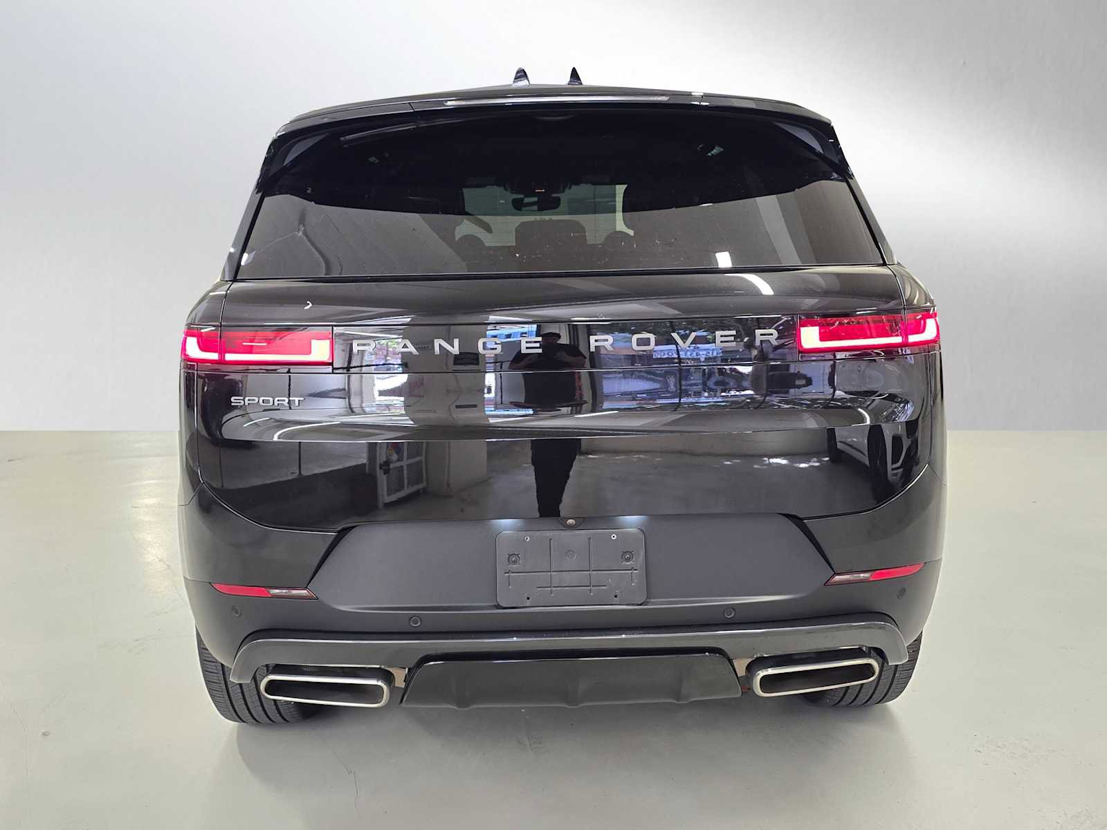 Used 2025 Land Rover Range Rover Sport SE AWD/4WD image 4