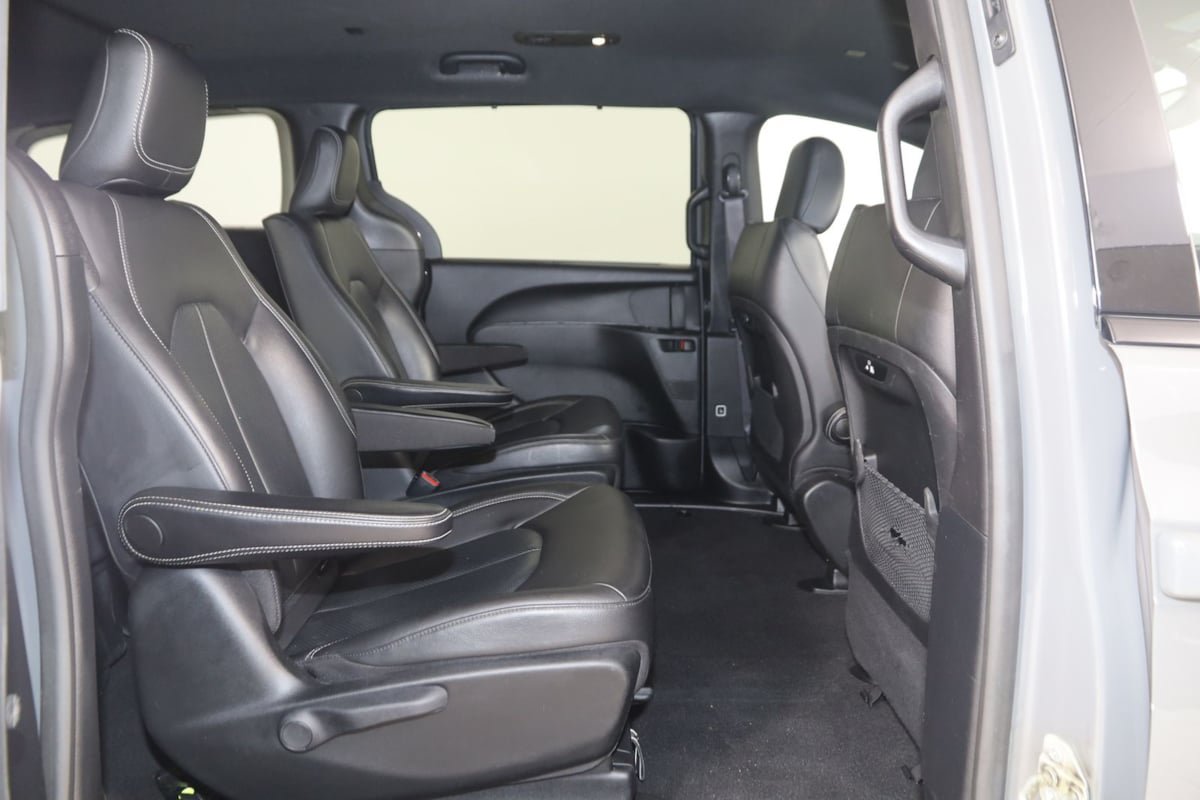 Used 2021 Chrysler Pacifica Touring-L w/ S Appearance Package FWD image 15