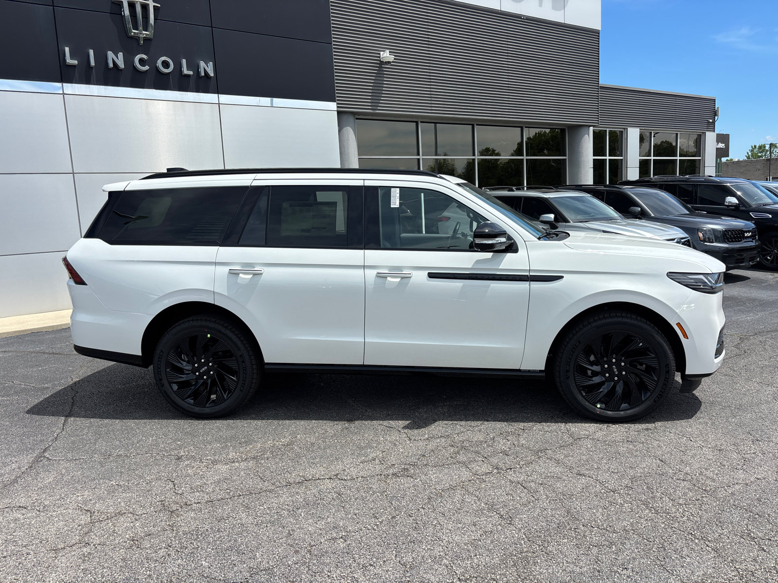 New 2026 Lincoln Navigator Reserve w/ Jet Appearance Package AWD/4WD image 8