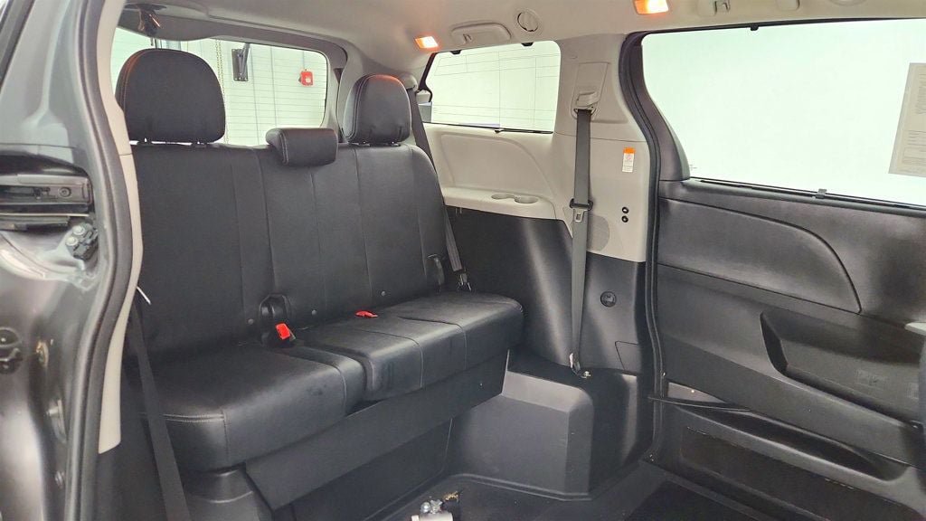 Used 2017 Toyota Sienna SE Premium FWD image 25