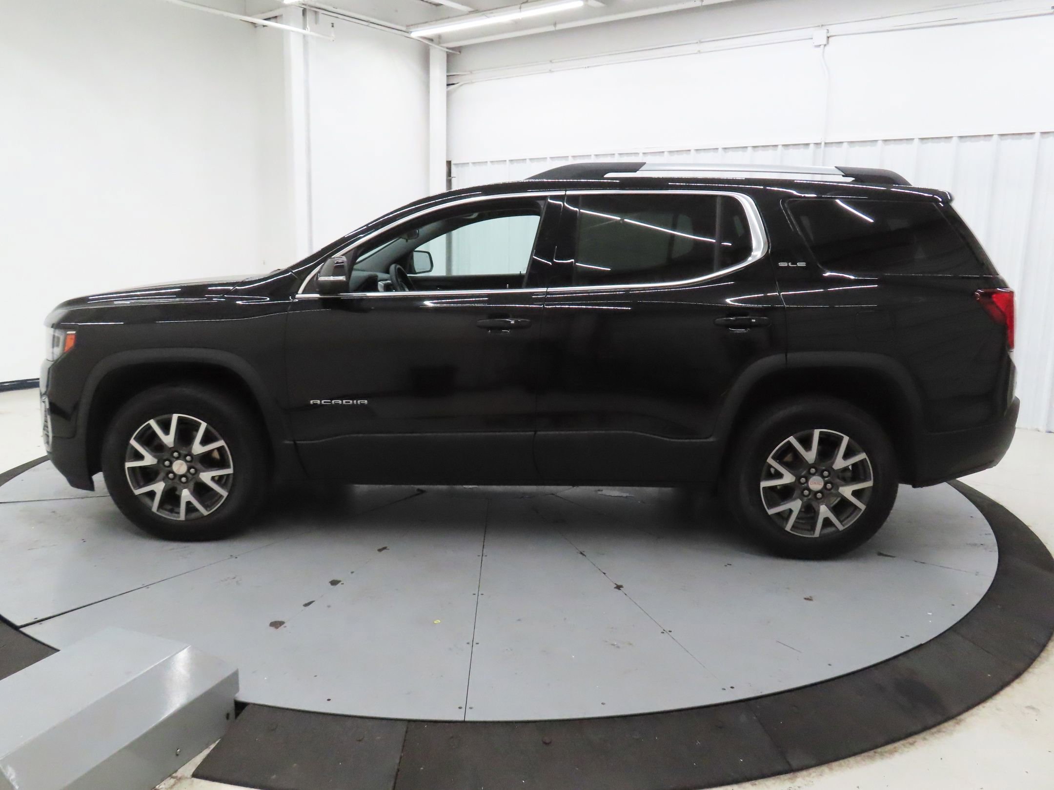 Used 2023 GMC Acadia SLE w/ Driver Convenience Package image 6