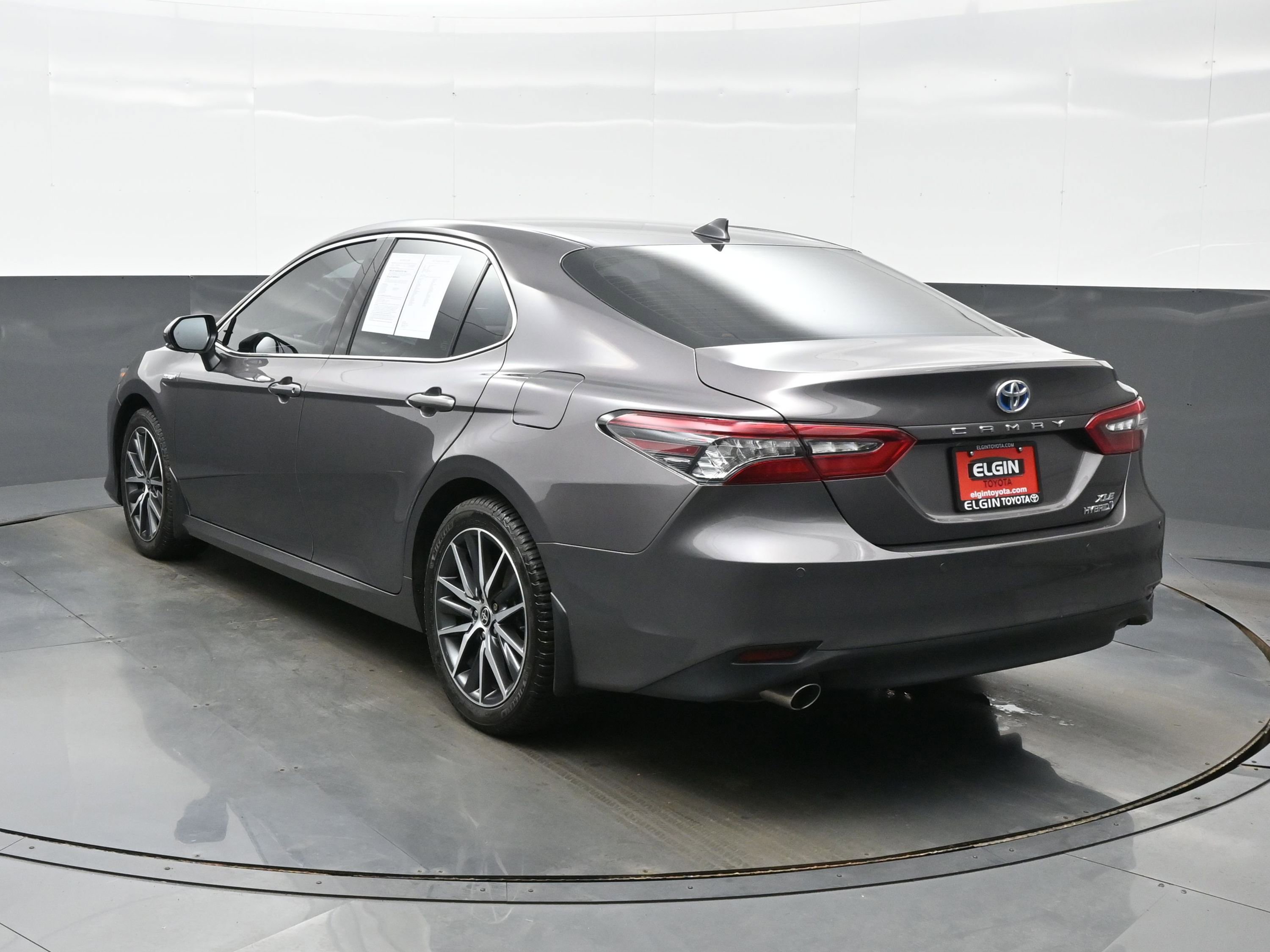 Used 2021 Toyota Camry XLE w/ Navigation Upgrade Package FWD image 4