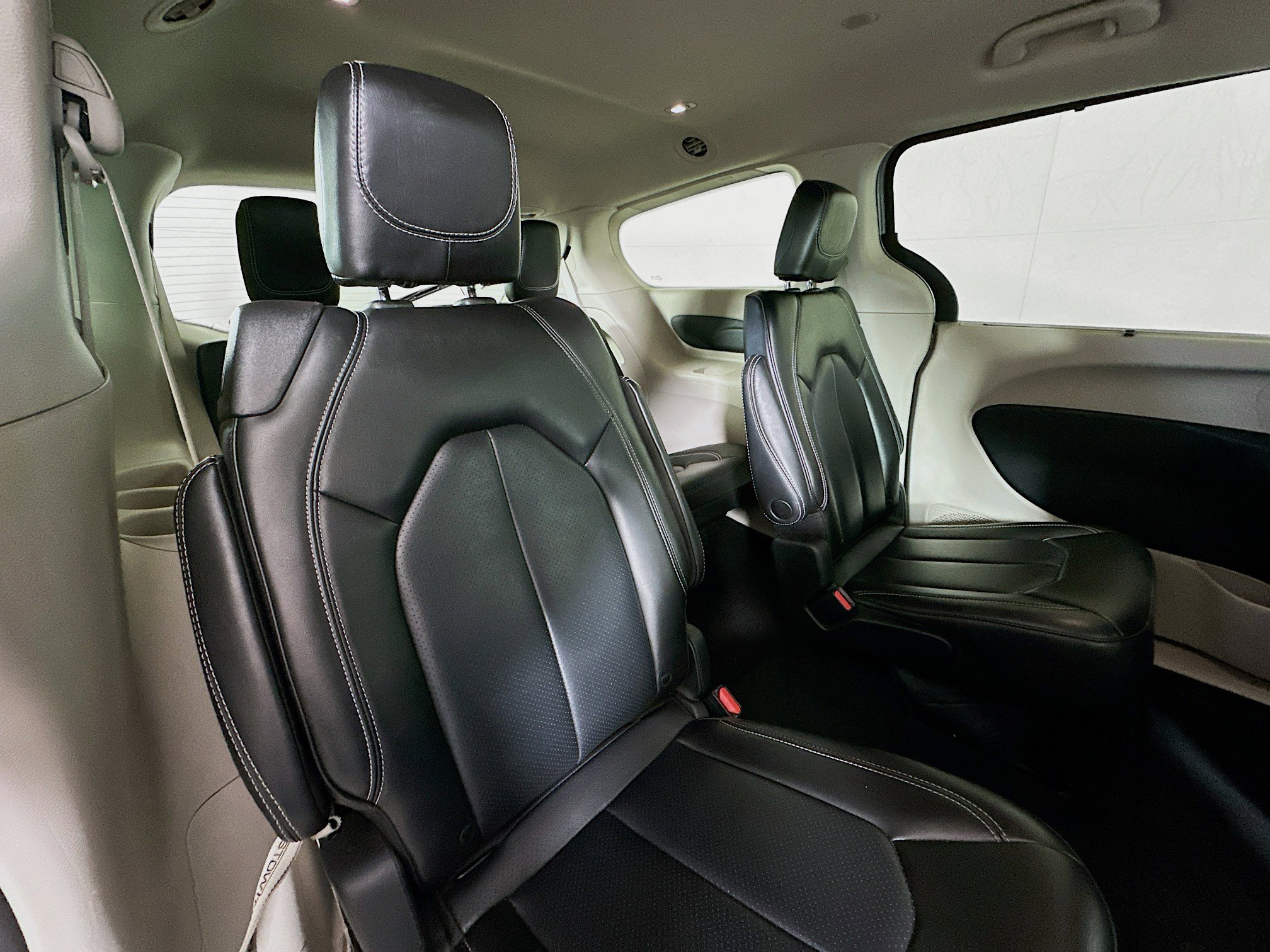 Used 2023 Chrysler Pacifica Touring-L image 26