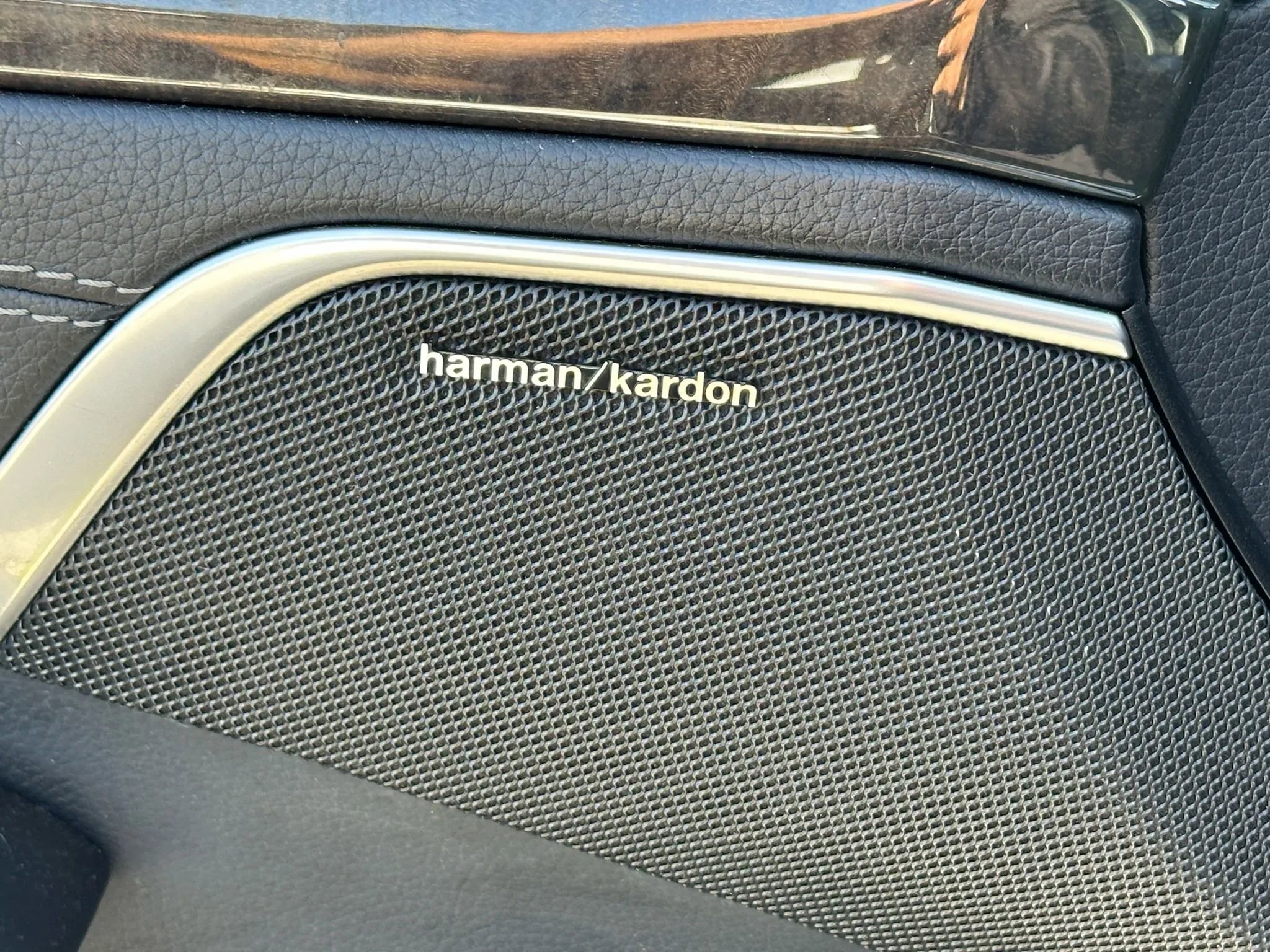 Used 2015 Mercedes-Benz SL 550 w/ Driver Assistance Package image 53