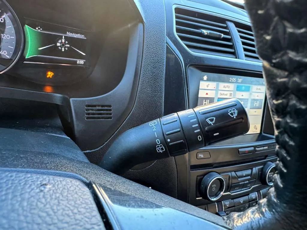 Used 2018 Ford Explorer XLT w/ Equipment Group 202A AWD/4WD image 18