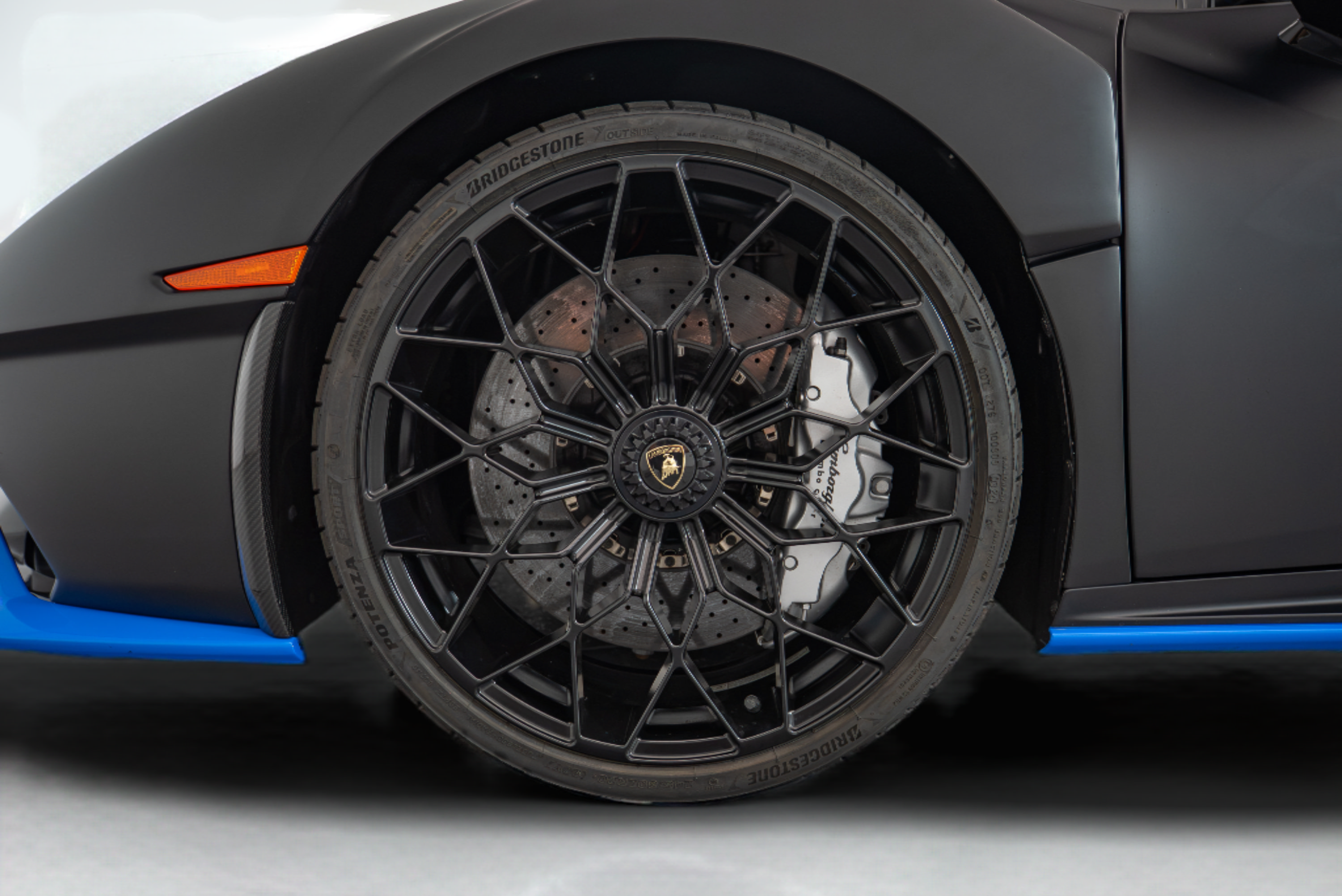 Used 2024 Lamborghini Huracan STO RWD image 17