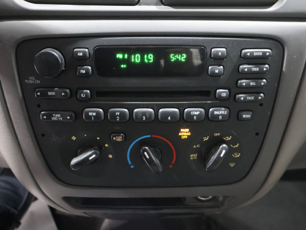 Used 2005 Ford Taurus SE FWD image 25
