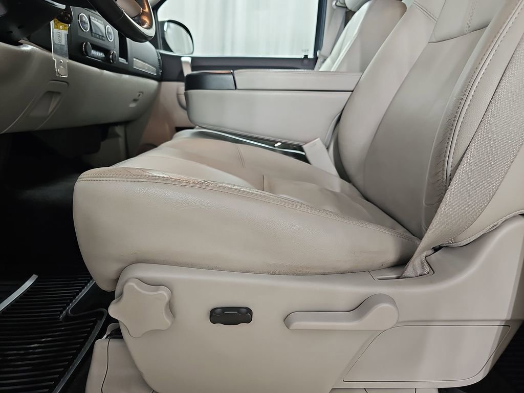 Used 2011 Chevrolet Silverado 2500 LT w/ Interior Plus Package image 32