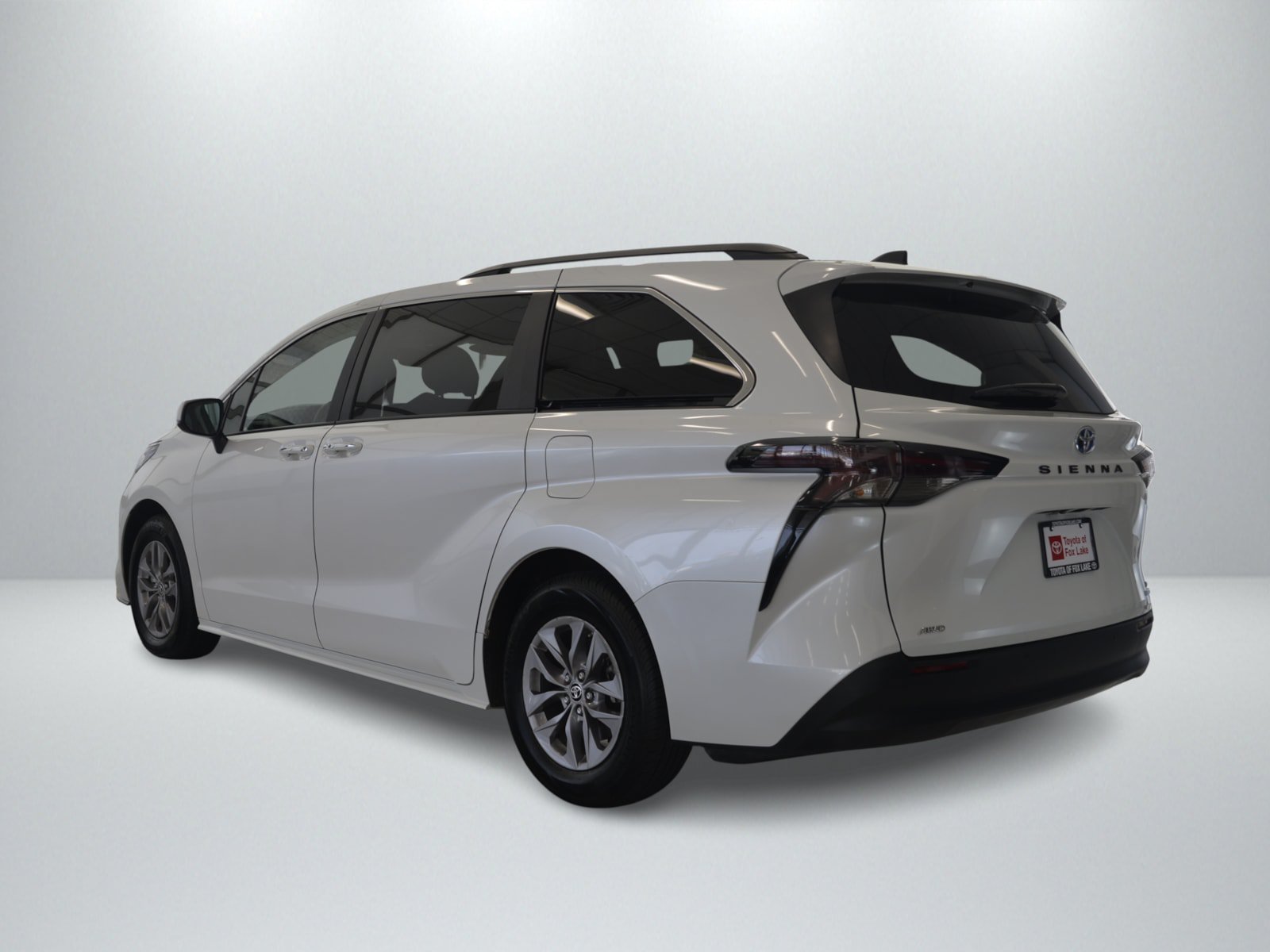 Used 2024 Toyota Sienna XLE AWD/4WD image 3
