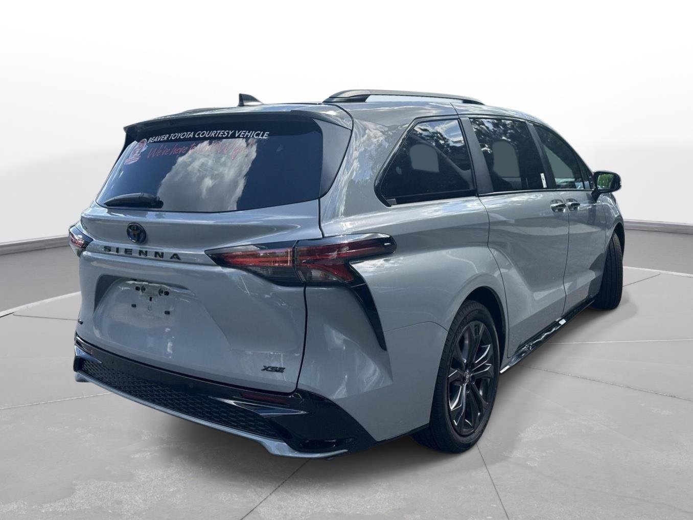 Used 2025 Toyota Sienna XSE FWD image 6