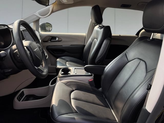 Used 2023 Chrysler Pacifica Touring-L FWD image 10
