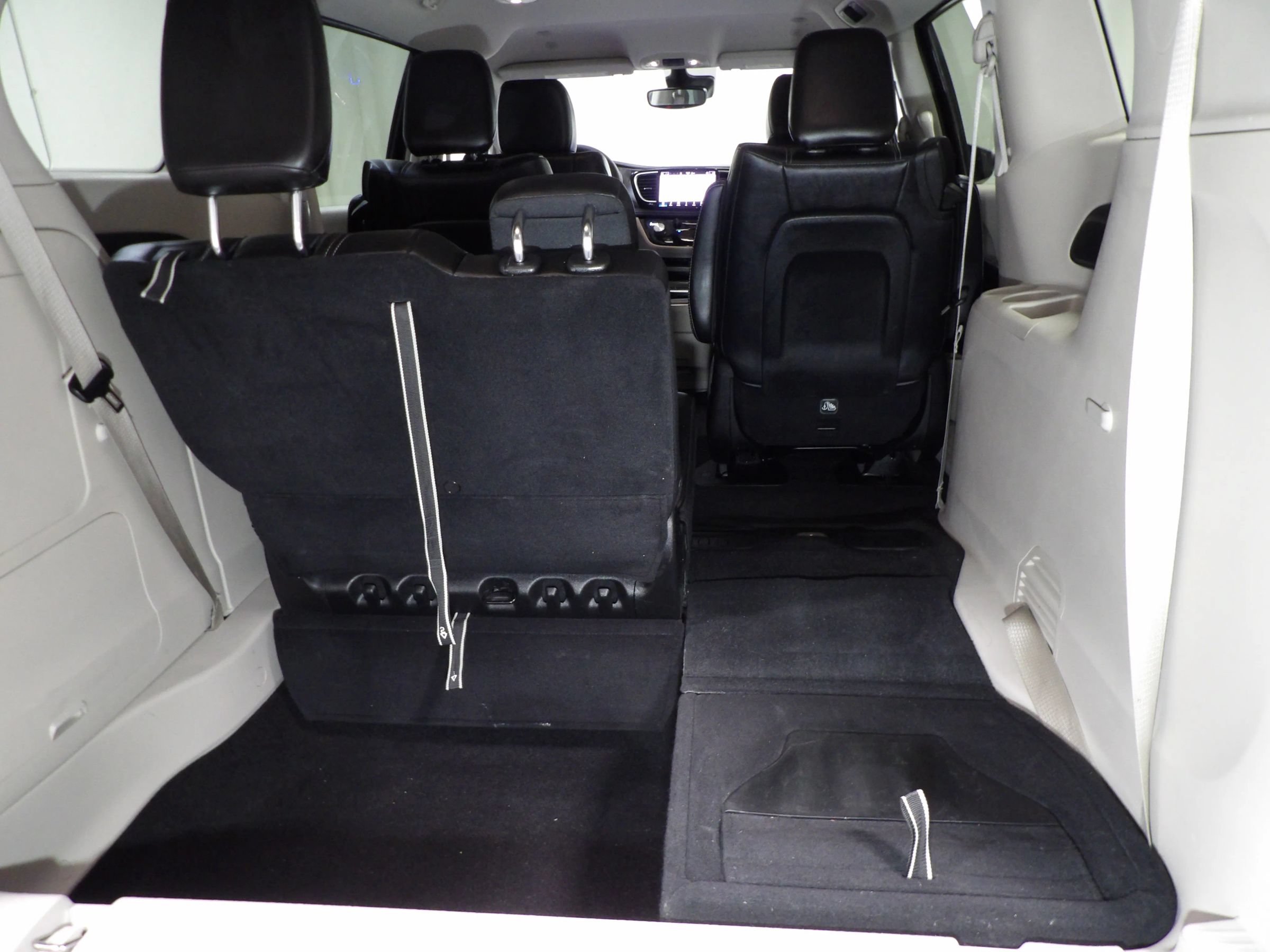 Used 2024 Chrysler Pacifica Limited FWD image 11