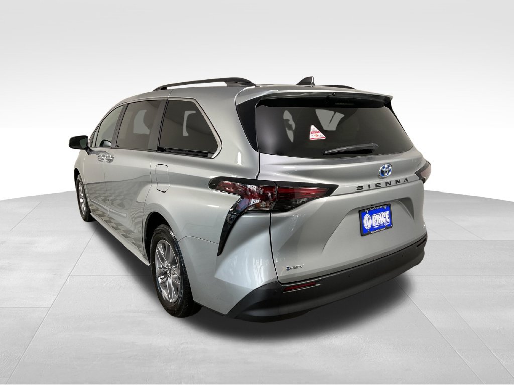 Certified 2025 Toyota Sienna XLE FWD image 7
