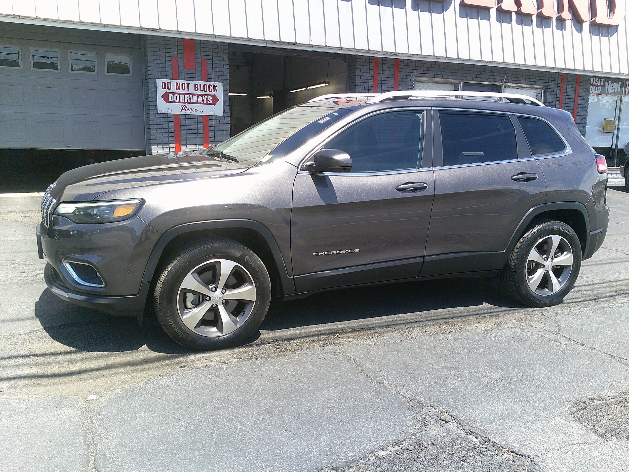 Used 2021 Jeep Cherokee Limited AWD/4WD image 16