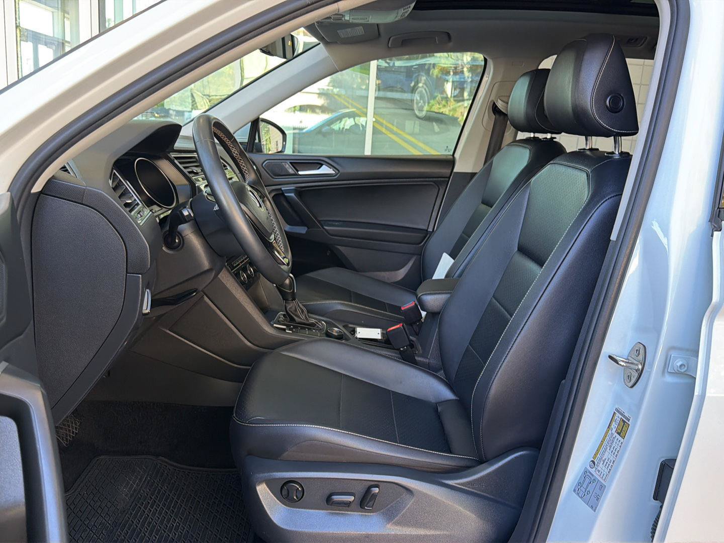 Certified 2021 Volkswagen Tiguan SE w/ Panoramic Sunroof Package AWD/4WD image 15
