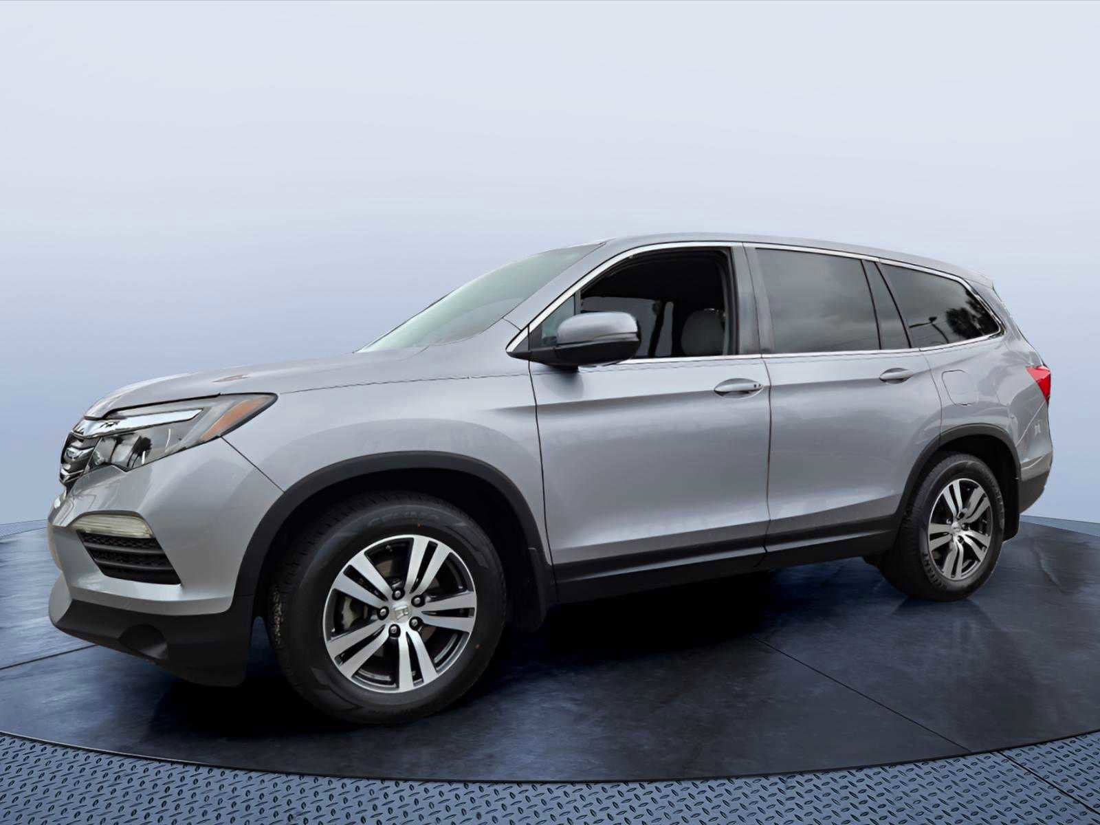Used 2017 Honda Pilot EX image 2