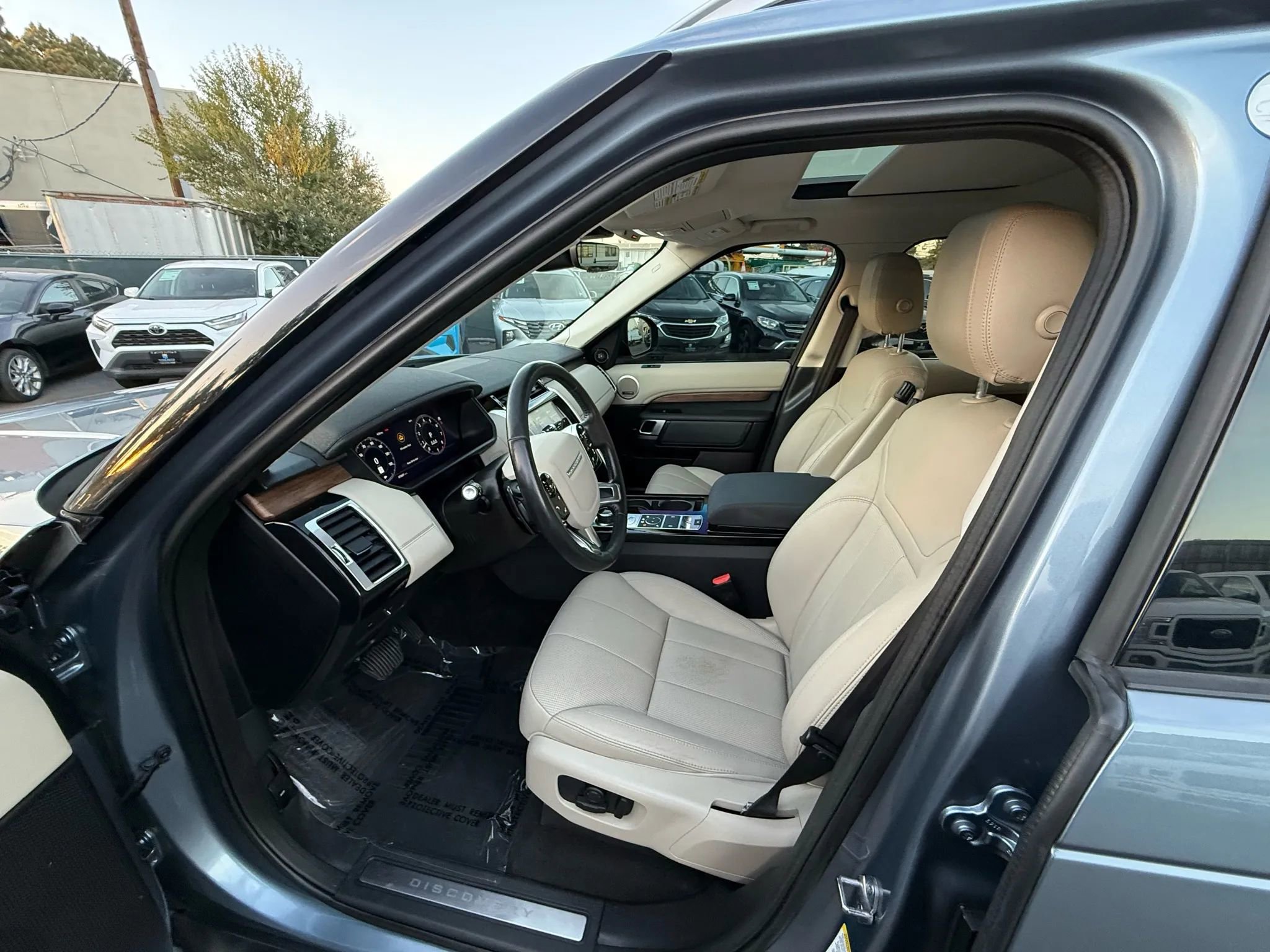 Used 2019 Land Rover Discovery HSE image 33