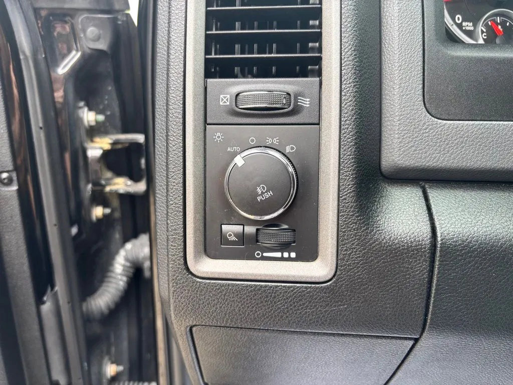 Used 2015 RAM 1500 Express RWD image 13