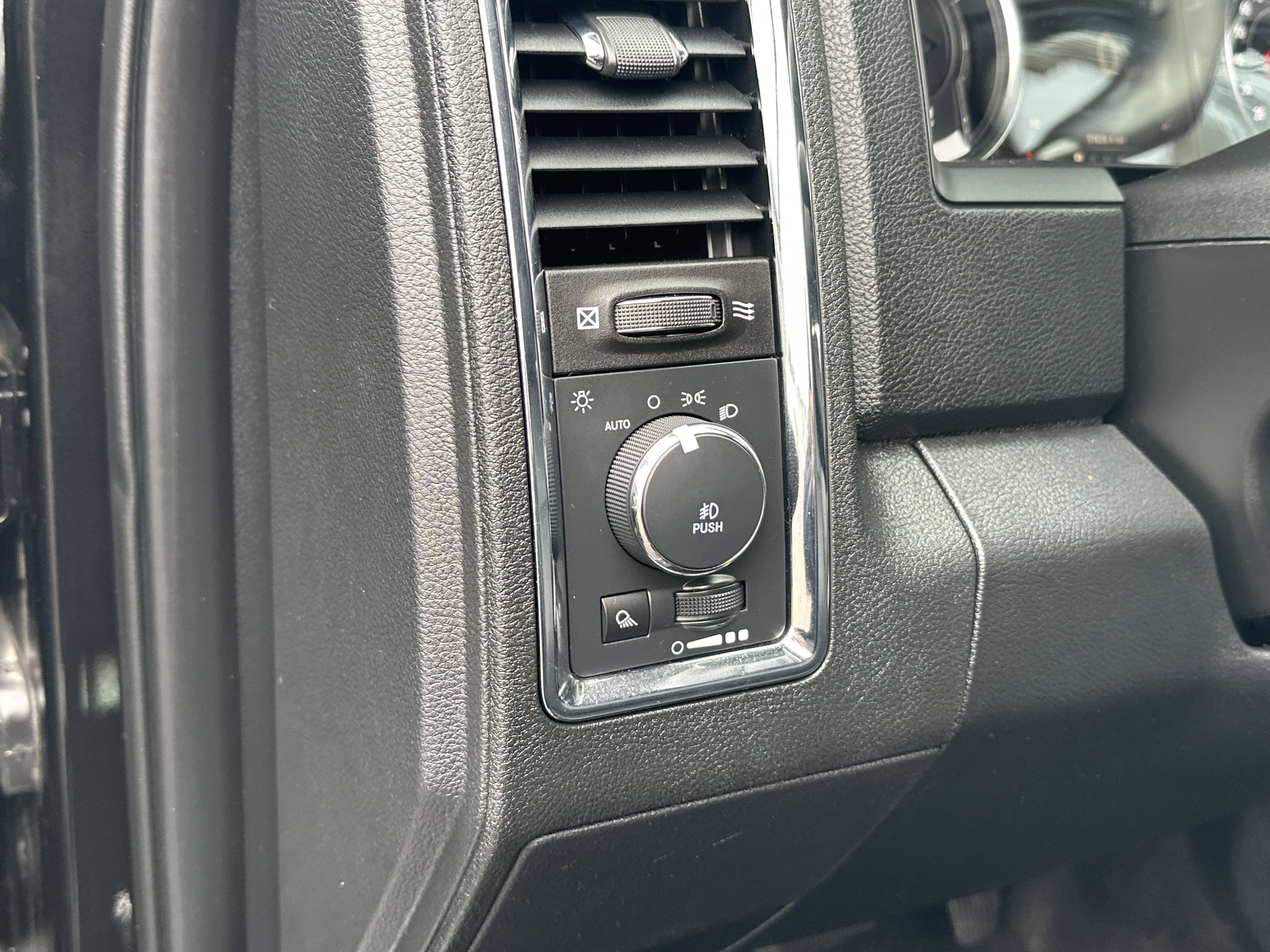 Used 2018 RAM 2500 Laramie w/ Off Road Package image 16