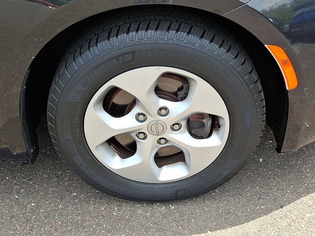 Used 2017 Chrysler Pacifica LX w/ Tire & Wheel Group FWD image 9