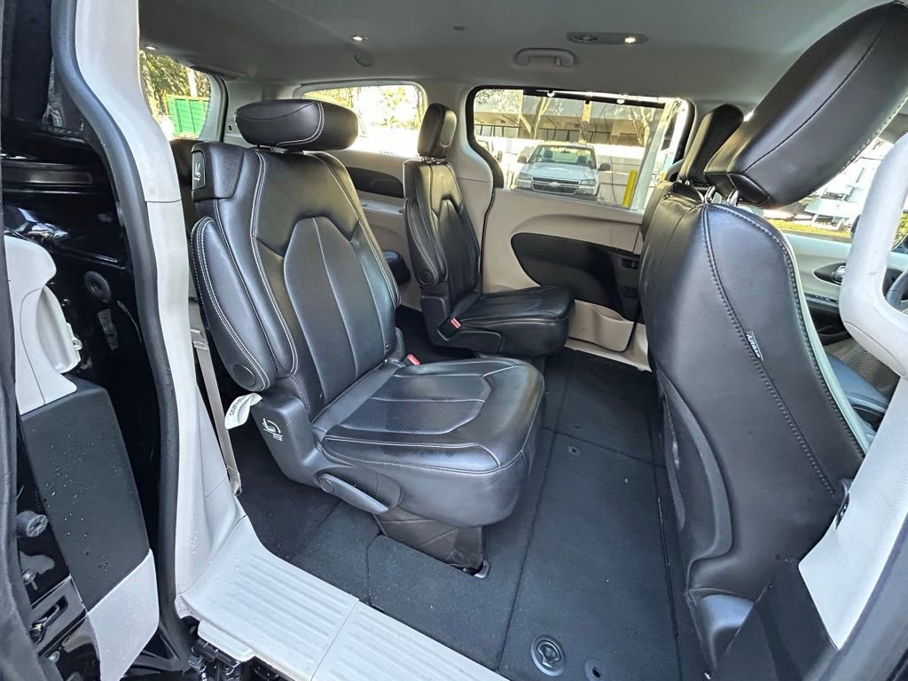 Certified 2024 Chrysler Pacifica Touring-L image 32