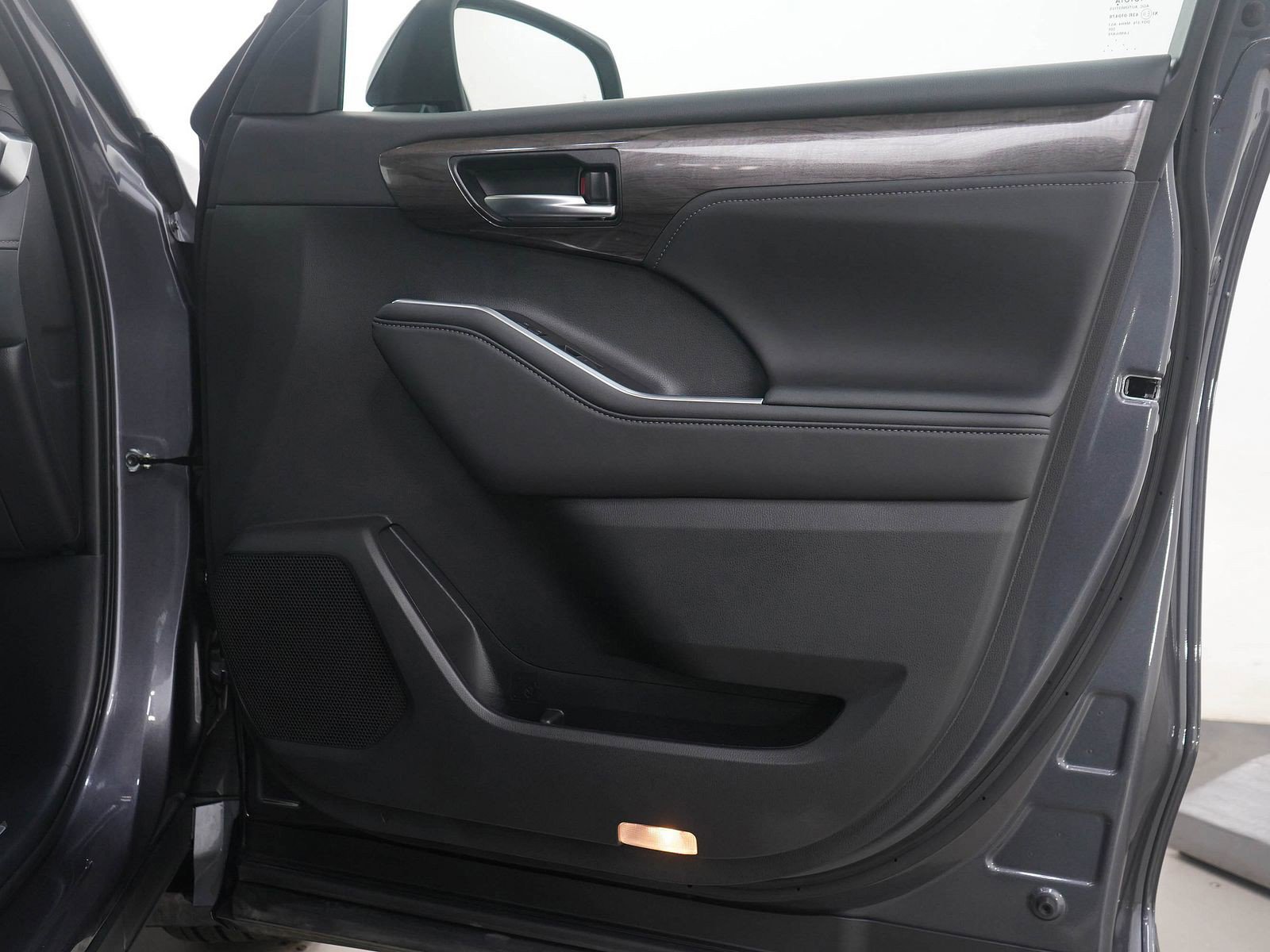 Used 2025 Toyota Highlander Platinum image 9