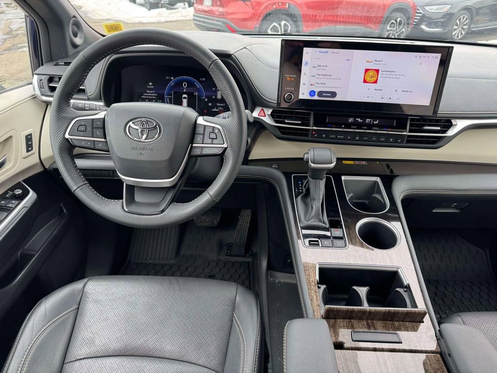 Used 2025 Toyota Sienna Limited image 17