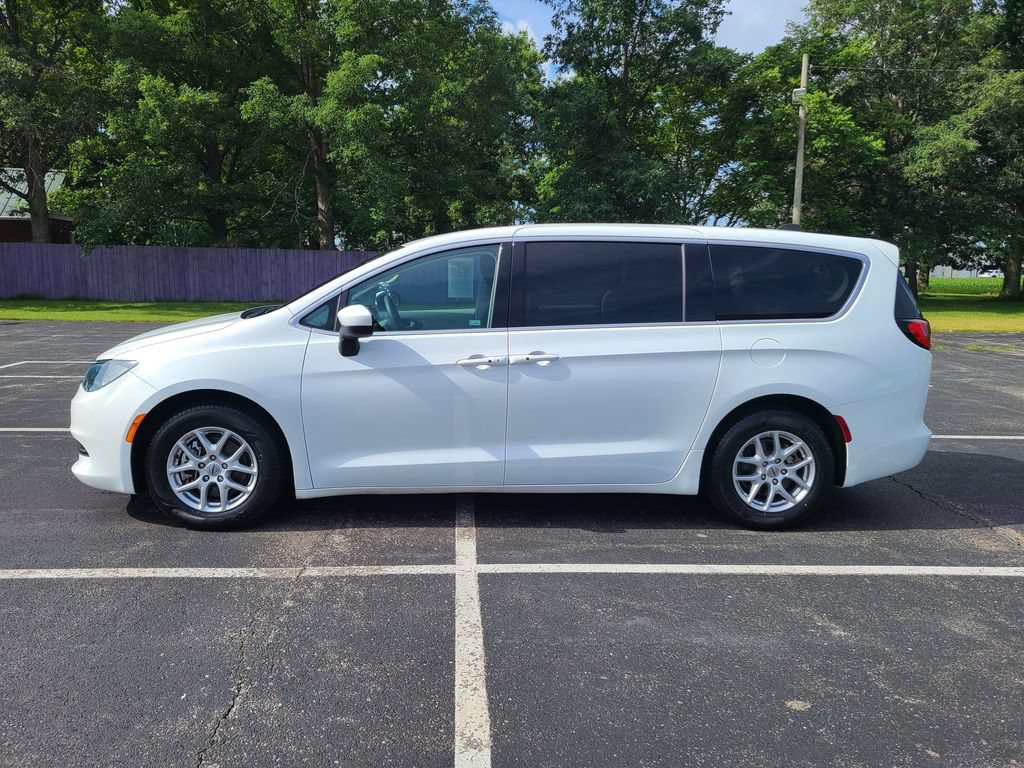 Used 2023 Chrysler Voyager LX FWD image 5