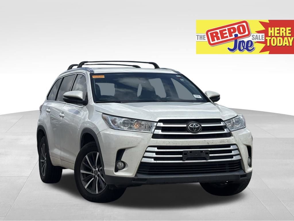 Used 2018 Toyota Highlander XLE FWD video 1