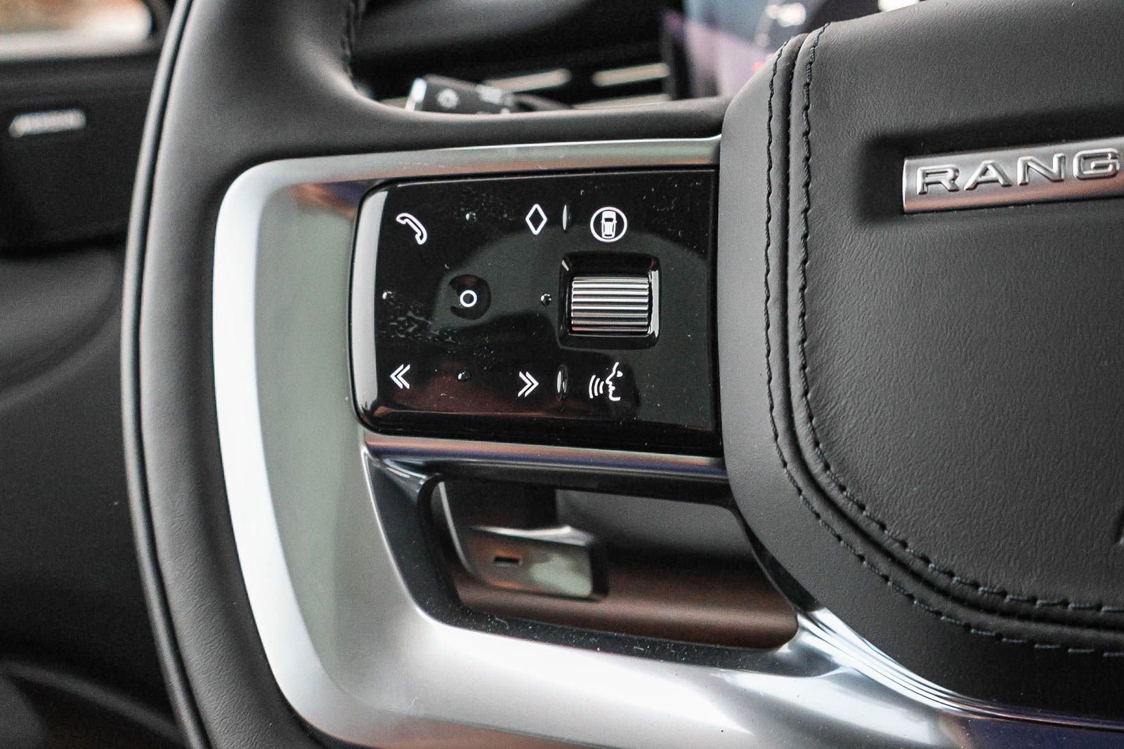 New 2025 Land Rover Range Rover SE AWD/4WD image 34