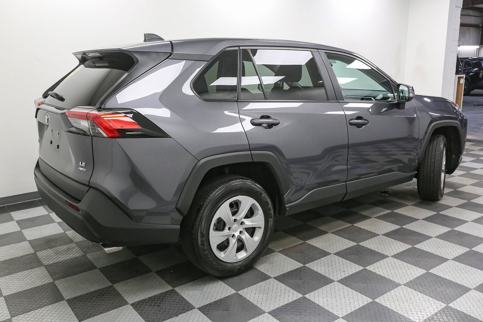 Used 2024 Toyota RAV4 LE AWD/4WD image 8